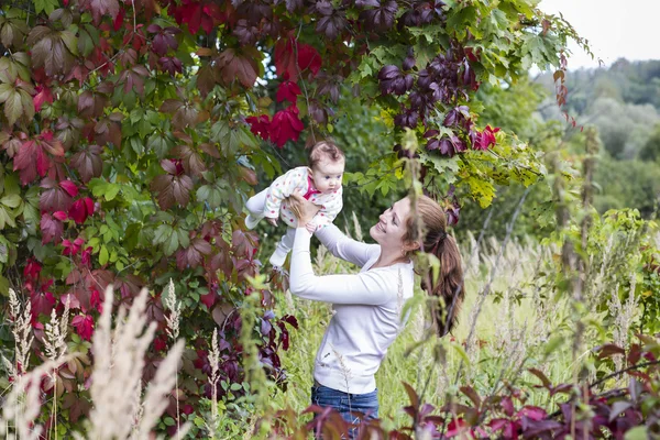 Moeder met haar pasgeboren baby — Stockfoto