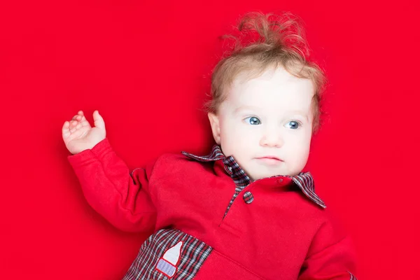 Baby op een rode deken — Stockfoto