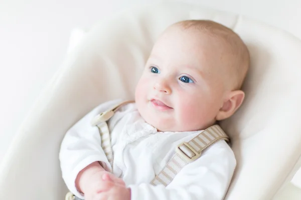 幸せの笑みを浮かべて赤ちゃんの男の子 — ストック写真