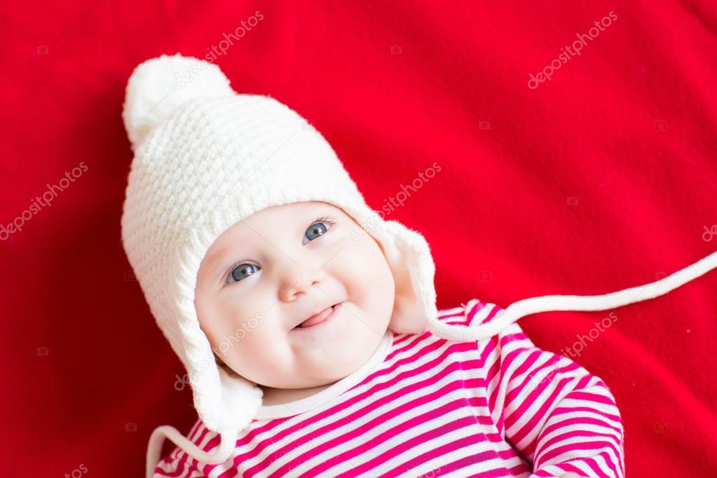 Bebe Fille Portant Un Chapeau Tricote Blanc Image Libre De Droit Par Famveldman C Bebe Fille Portant Un Chapeau Tricote Blanc Image Libre De Droit Par Famveldman C