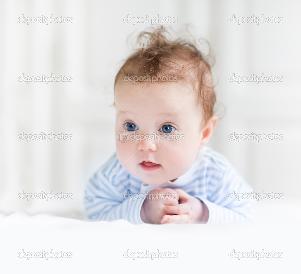Petit Bebe Jouant Sur Son Ventre Image Libre De Droit Par Famveldman C Petit Bebe Jouant Sur Son Ventre Image Libre De Droit Par Famveldman C