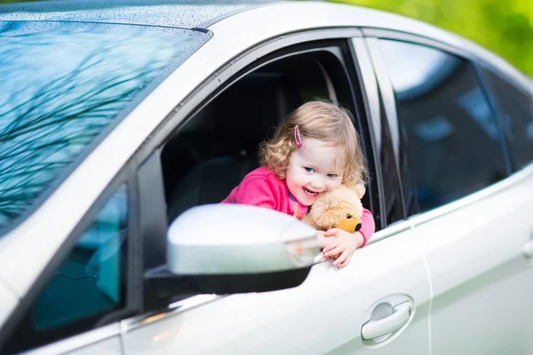 Dos tipos disfrutando de un paseo en coche en un día de verano —  Fotos de Stock