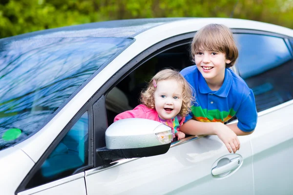 Two kinds enjoying a car ride on a summer day — Stock Photo, Image
