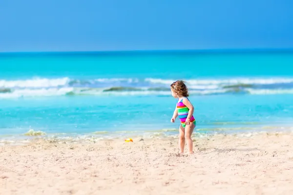 Toddler dziewczynka gra na plaży — Zdjęcie stockowe