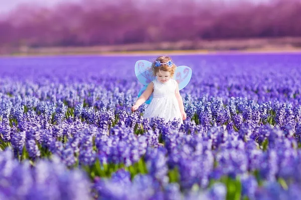 : roztomilé batole dívka jíst špagety v bílé kuchyni — Stock fotografie