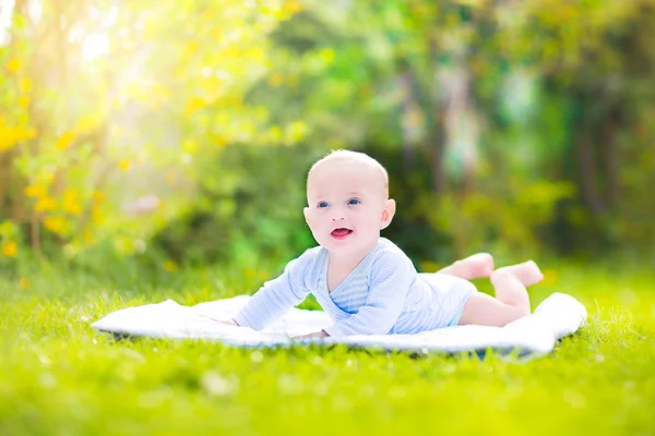 Söt laughing baby i trädgården — Stockfoto