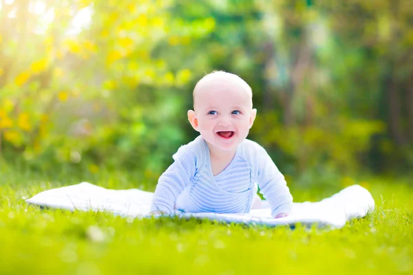 Söt laughing baby i trädgården — Stockfoto