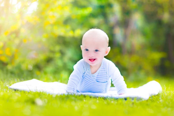 Nettes lachendes Baby im Garten — Stockfoto