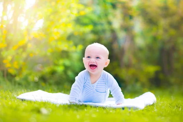 Lindo bebé riendo en el jardín — Foto de Stock