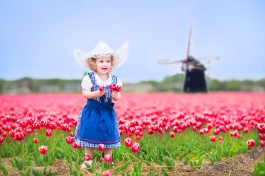 yel değirmeni ile Lale alanında ulusal bir Hollandalı kılık küçük kız
