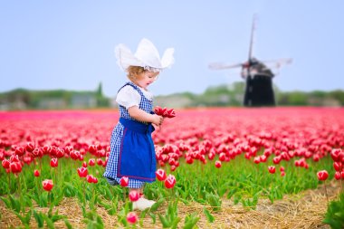 yel değirmeni ile Lale alanında ulusal bir Hollandalı kılık küçük kız