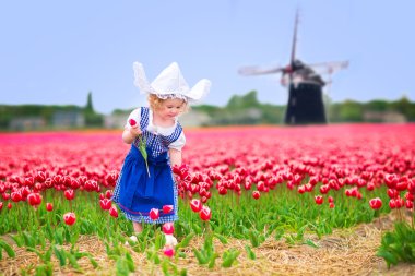 yel değirmeni ile Lale alanında ulusal bir Hollandalı kılık küçük kız