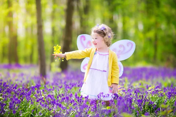 Petite fille en costume de fée dans la forêt de Bluebell — Photo