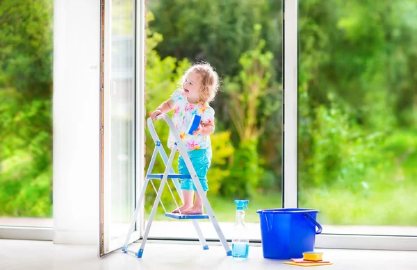 Ragazzina che lava una finestra — Foto Stock
