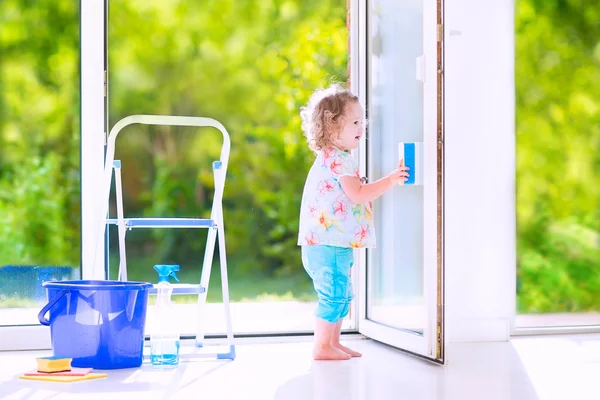 Menina lavando uma janela — Fotografia de Stock