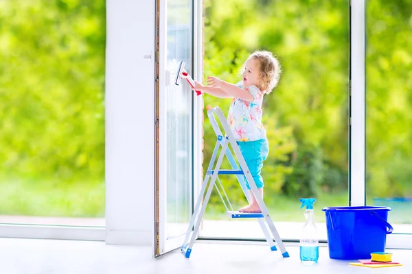 Little girl washing a window — Stock Photo, Image