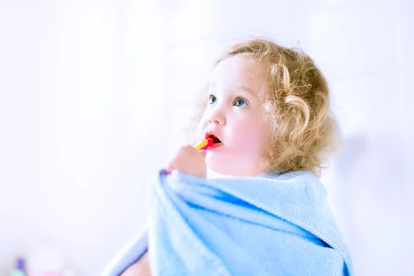 Toddler girl brushing teeth — Stock Photo, Image