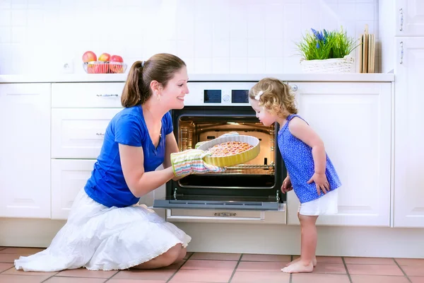 Mère et bébé fille faire une tarte — Photo