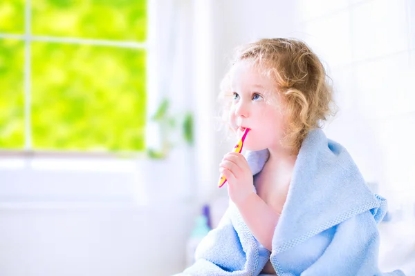 Toddler girl brushing teeth — Stock Photo, Image