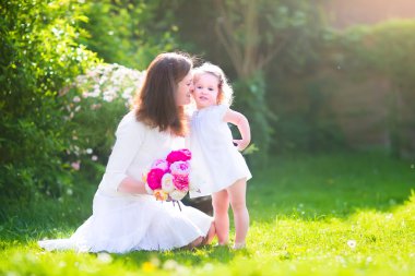 mutlu anne ve kızı bahçede