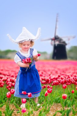 yel değirmeni ile Lale alanında ulusal bir Hollandalı kılık küçük kız