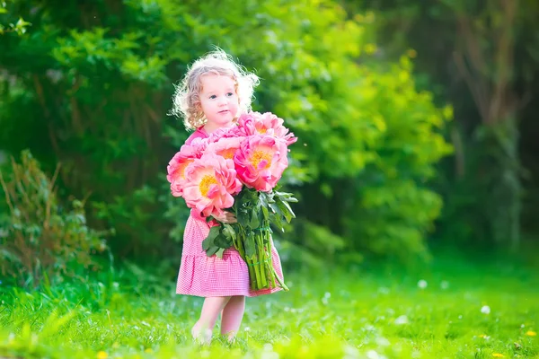 Holčička s květy, peany — Stock fotografie
