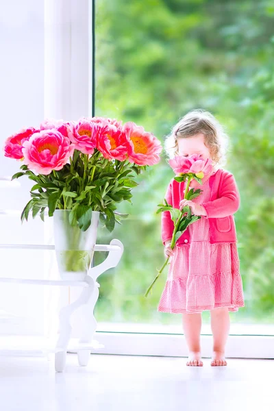 Niña jugando con flores de peonía — Foto de Stock