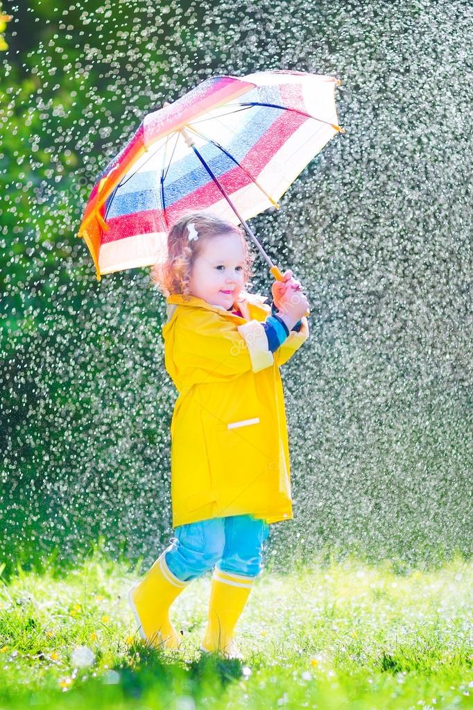 Drôle Enfant En Bas âge Avec Parapluie Jouant Sous La Pluie