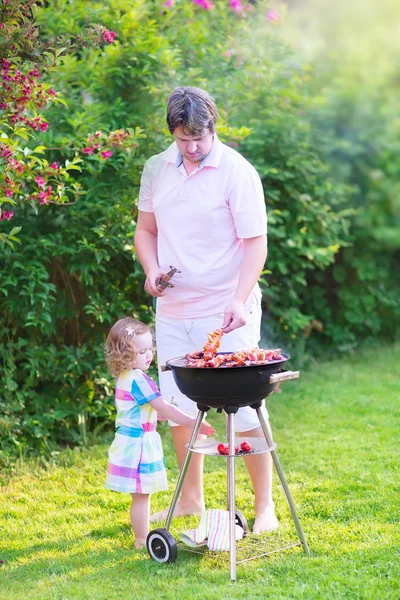 Far och dotter grillning i trädgården — Stockfoto