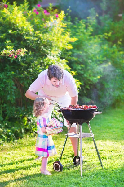 Padre e figlia grigliare in giardino — Foto Stock