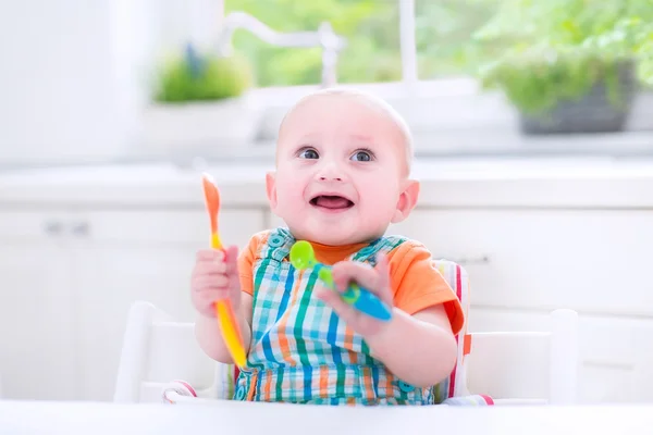 Carino bambino ragazzo in attesa di cena — Foto Stock