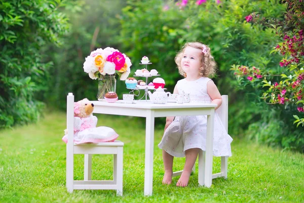 Petite fille jouant au thé avec une poupée — Photo