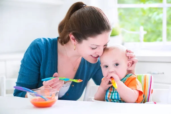 Onun ilk katı yiyecek yemek erkek bebek — Stok fotoğraf