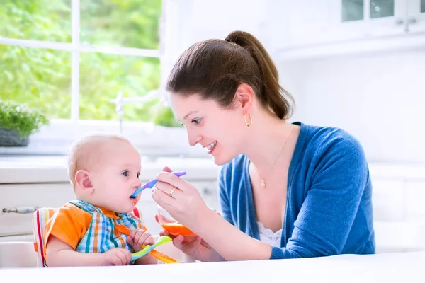 Bambino ragazzo mangiare il suo primo cibo solido — Foto Stock