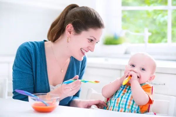 Bambino ragazzo mangiare il suo primo cibo solido — Foto Stock