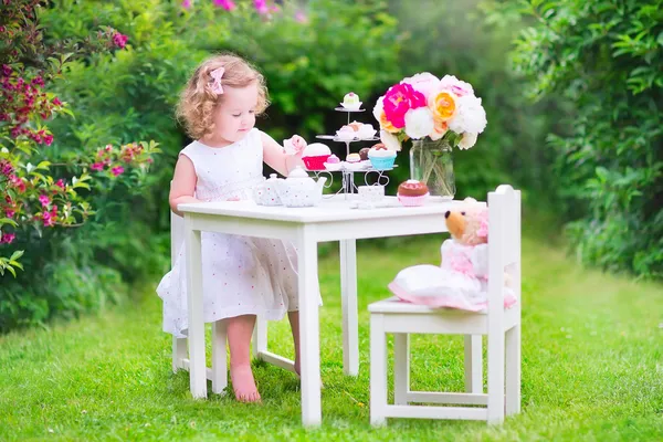 Batole dívka hrající čajový dýchánek s panenkou — Stock fotografie