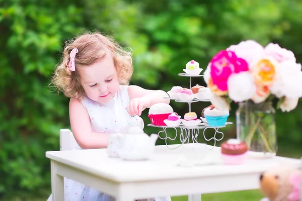Κορίτσι μικρό παιδί που παίζει τσάι κόμμα με μια κούκλα — Φωτογραφία Αρχείου