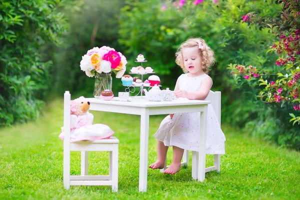 Κορίτσι μικρό παιδί που παίζει τσάι κόμμα με μια κούκλα — Φωτογραφία Αρχείου