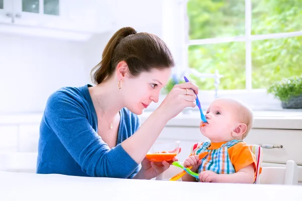 Onun ilk katı yiyecek yemek erkek bebek — Stok fotoğraf