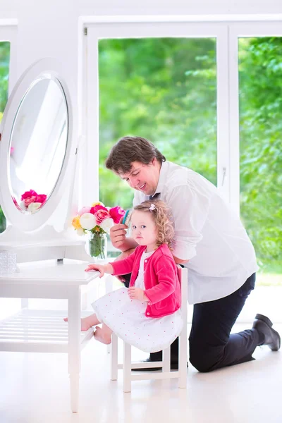 Vater bürstet seiner Tochter die Haare — Stockfoto