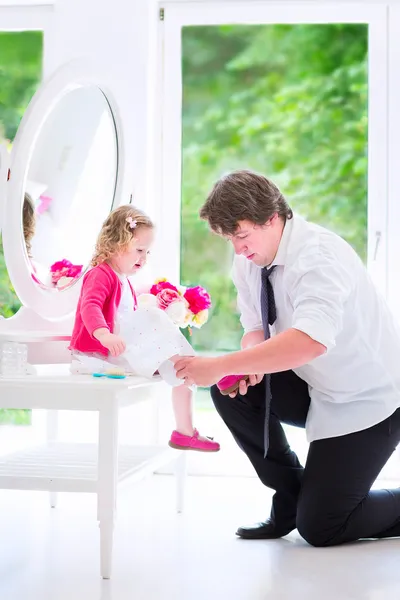 Vater bürstet seiner Tochter die Haare — Stockfoto