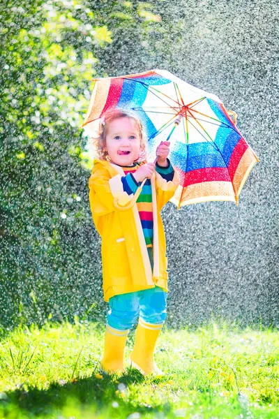 Amuzant copil mic cu umbrelă joc în ploaie — Fotografie, imagine de stoc