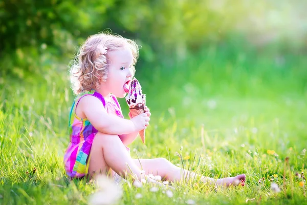 Chica divertida comiendo helado en el jardín — Foto de Stock