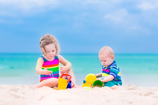 Діти грають на пляжі — стокове фото