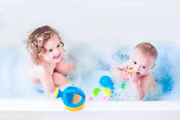 Діти грають у ванні — стокове фото