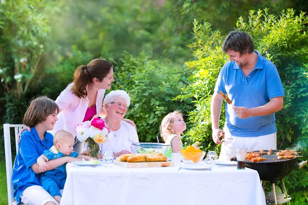 Grande famille griller de la viande pour le déjeuner — Photo