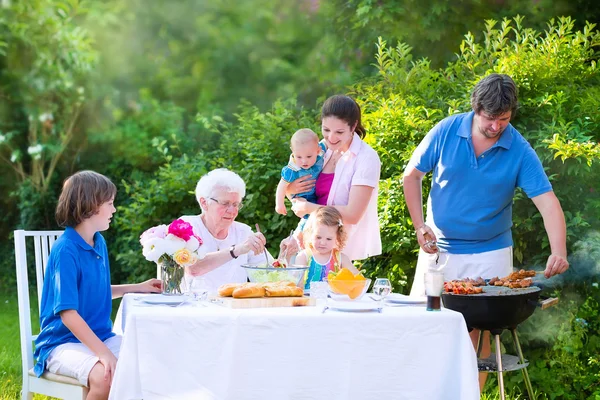 Grande famille griller de la viande pour le déjeuner — Photo