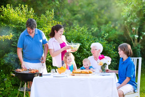 Grande famille griller de la viande pour le déjeuner — Photo