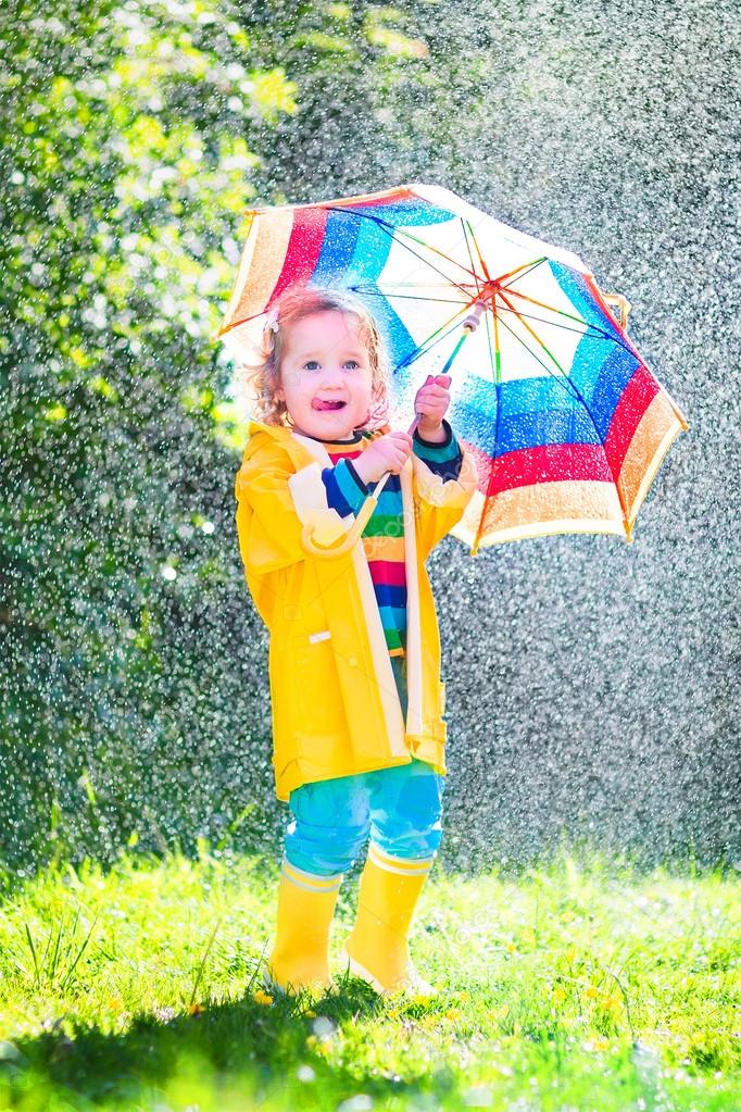 Drôle Enfant En Bas âge Avec Parapluie Jouant Sous La Pluie