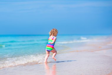 küçük kız plajda çalışan